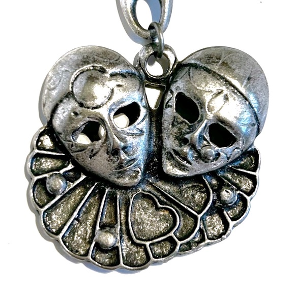 Vintage Harlequin Clown Masques Masks Shaped Metal Keychain Silver Tone Theatre - Picture 1 of 8